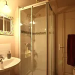 La Des Rosiers Bed and Breakfast 4*