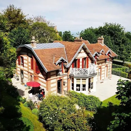 La Des Rosiers Bed & Breakfast 3*