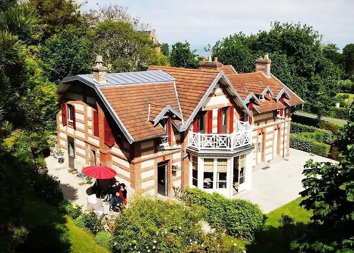 La Des Rosiers Bed & Breakfast 3*