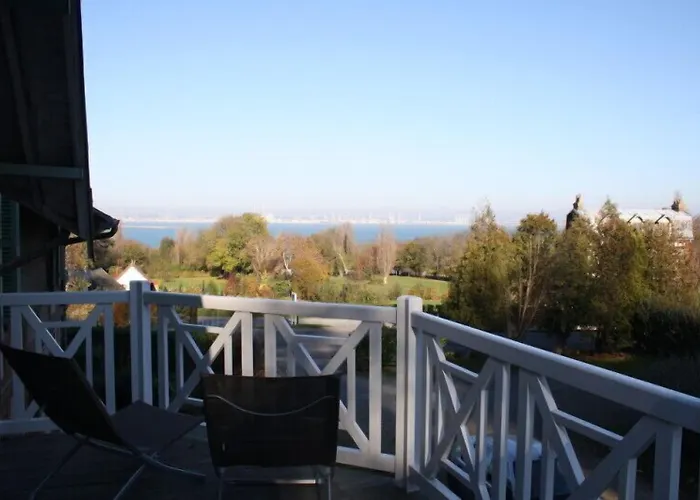 La Des Rosiers Bed & Breakfast 3*